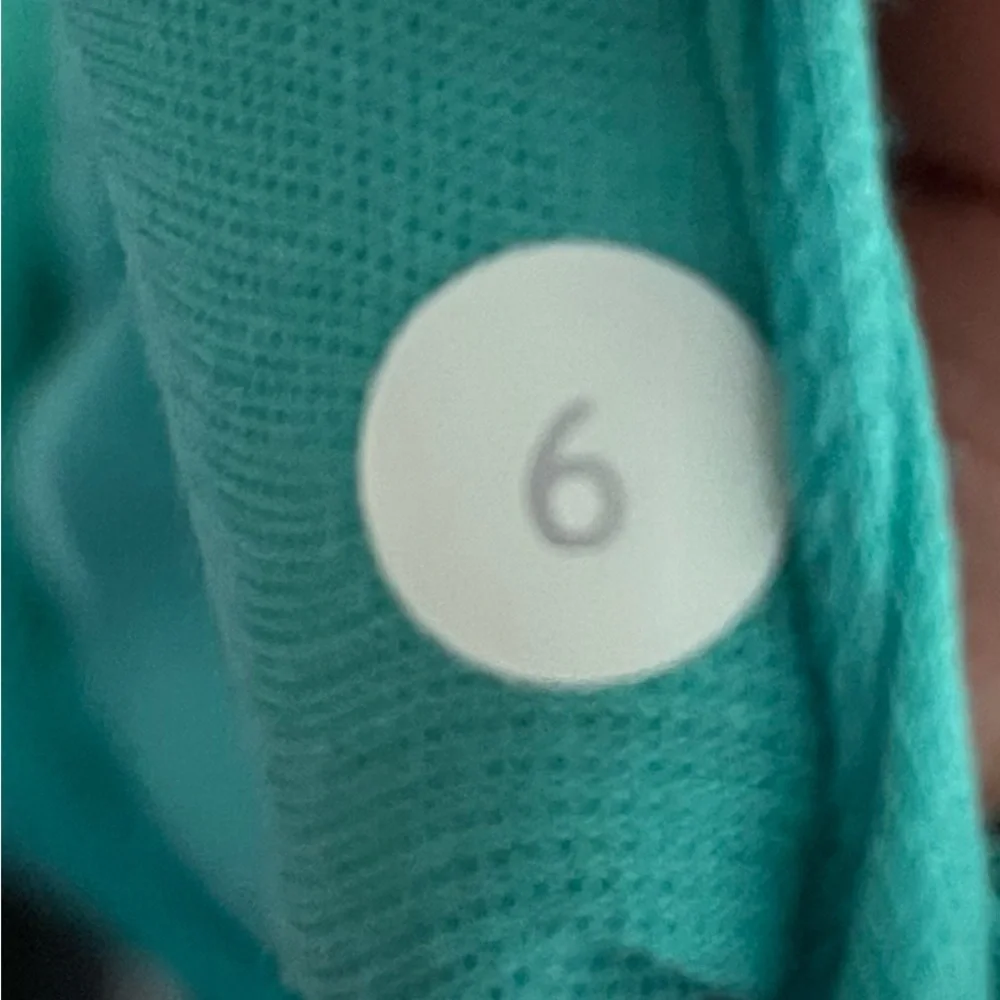 ⭐️ Lululemon Tank Top - Size 6 - Picture 4 of 4